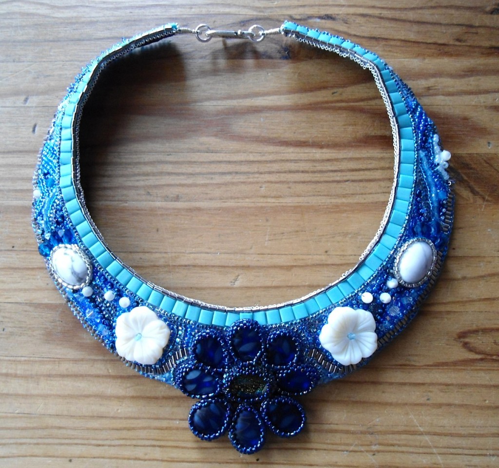 Le collier bleu brodé par Isab.L