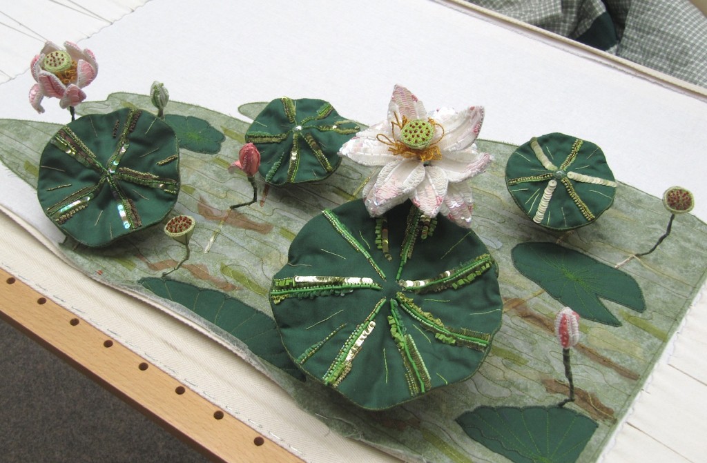 Les fleurs de lotus brodés, création Caroline Gamb