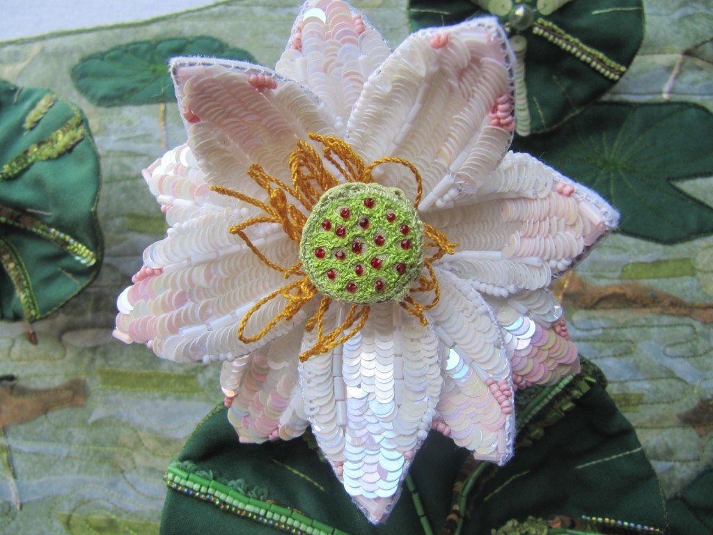 Détail d'une fleur de lotus brodée