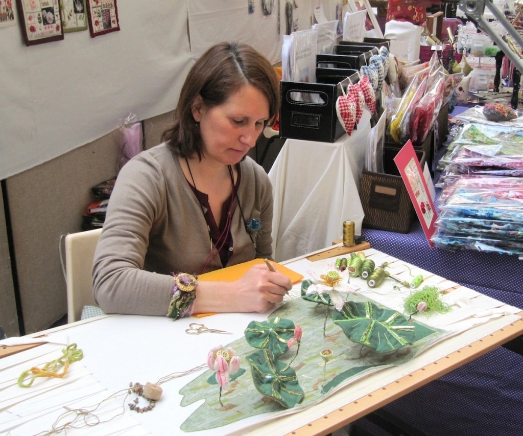 Caroline Gamb présentant ses fleurs de lotus brodées