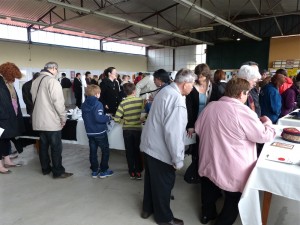 La foule autour du stand broderie d'art