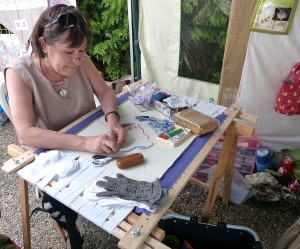 Accompagnée d'Isabelle, ravie de ses gants en dentelle dénichés sur le stand voisin