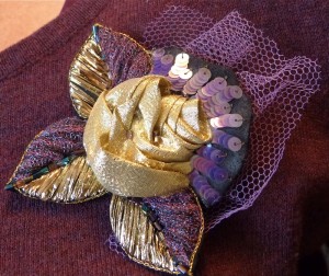 Broche or et violet de Caroline Gamb