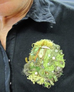 Broche art textile vert clair