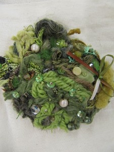 Broche art textile vert mousse