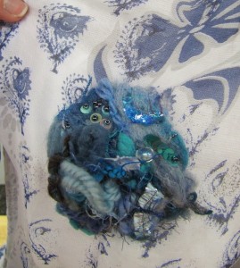 Broche art textile bleue